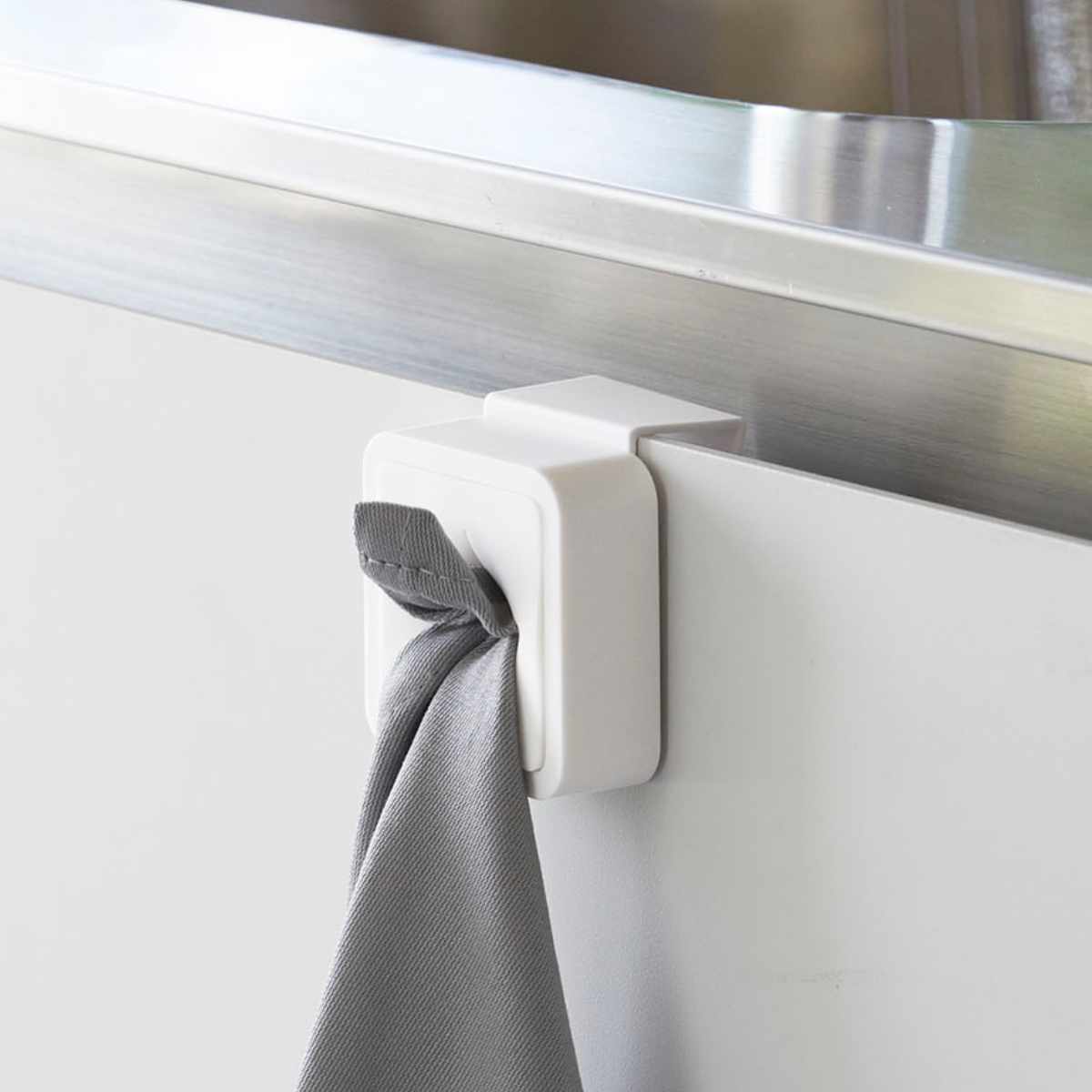 山崎実業 AQUA シンク扉タオルホルダー アクア ホワイト ( 4903208041362 アクアシリーズ タオルホルダー ふきん掛け 吊戸棚 シンク扉 タオルハンガー タオル ホルダー キッチン雑貨 )