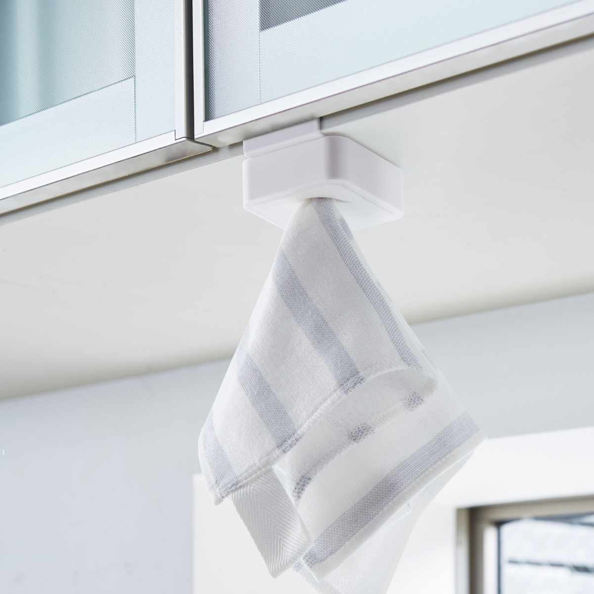 山崎実業 AQUA シンク扉タオルホルダー アクア ホワイト ( 4903208041362 アクアシリーズ タオルホルダー ふきん掛け 吊戸棚 シンク扉 タオルハンガー タオル ホルダー キッチン雑貨 )