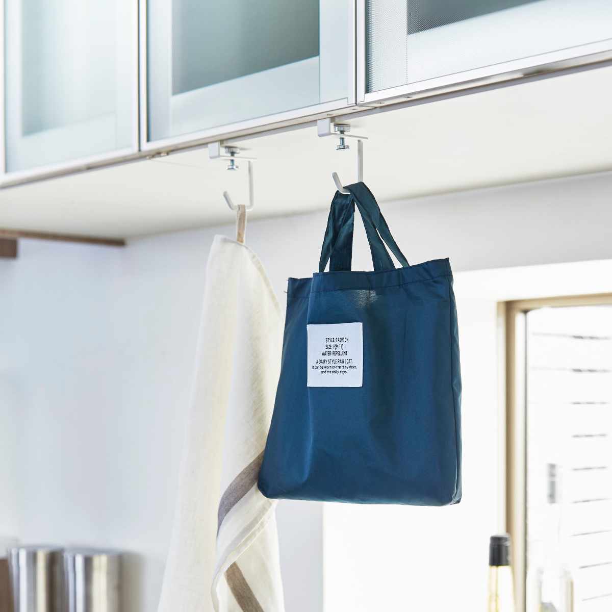 山崎実業 Plate 戸棚下ハンガー プレート 2個組 ホワイト ( 4903208047234 プレートシリーズ 戸棚下 ハンガー 2個 キッチンツールフック 戸棚下収納 吊戸棚ハンガー 吊戸棚収納 戸棚下フック )