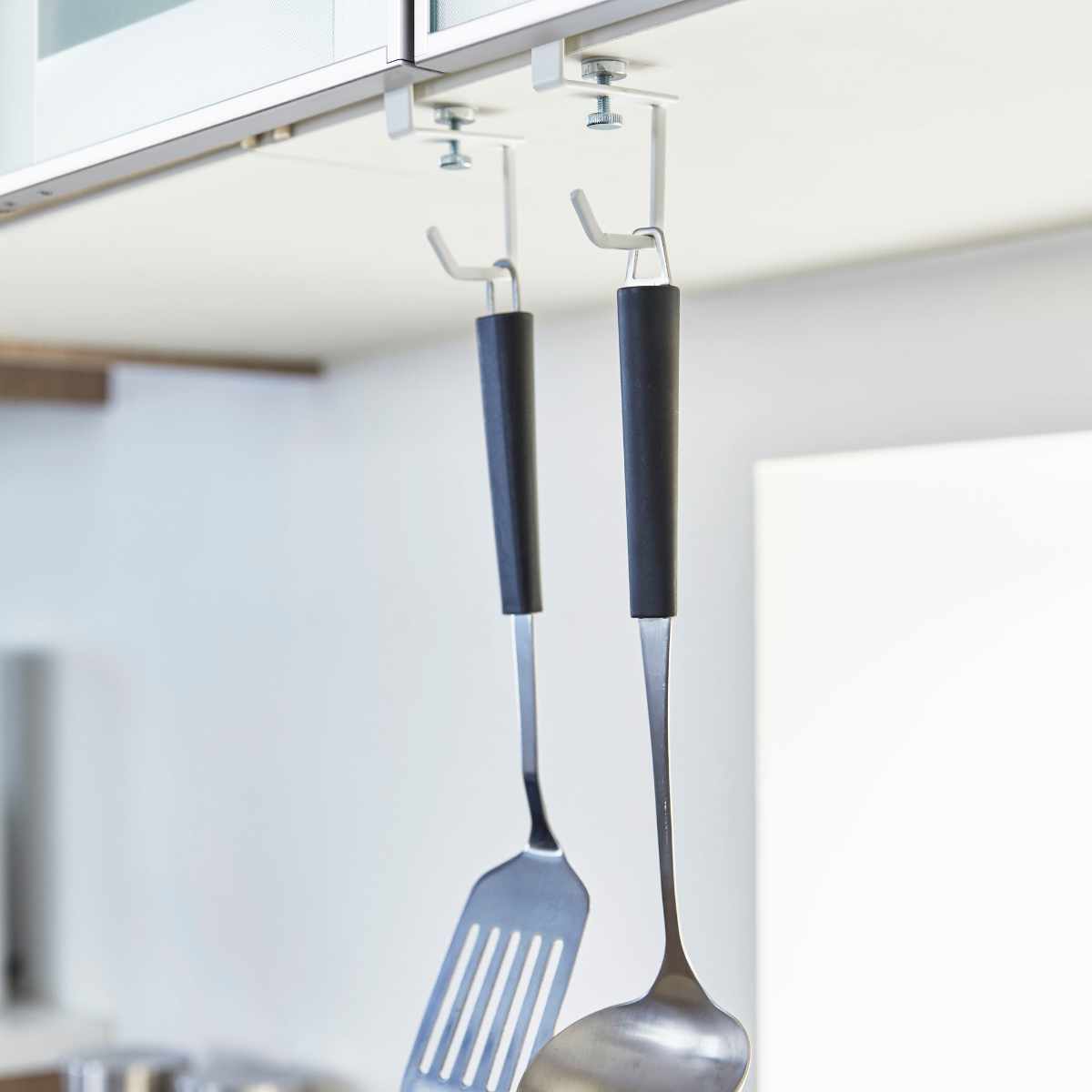 山崎実業 Plate 戸棚下ハンガー プレート 2個組 ホワイト ( 4903208047234 プレートシリーズ 戸棚下 ハンガー 2個 キッチンツールフック 戸棚下収納 吊戸棚ハンガー 吊戸棚収納 戸棚下フック )