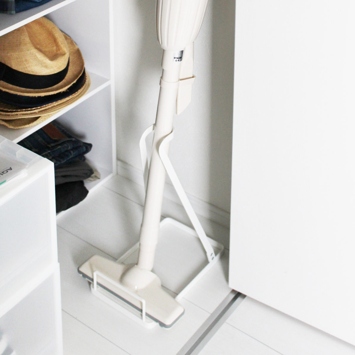 山崎実業 Plate スティッククリーナースタンド プレート ( 4903208032759 プレートシリーズ スティッククリーナー置き 掃除機スタンド スティッククリーナー スタンド 掃除機 掃除道具収納 クリーナー クリーナー収納 )