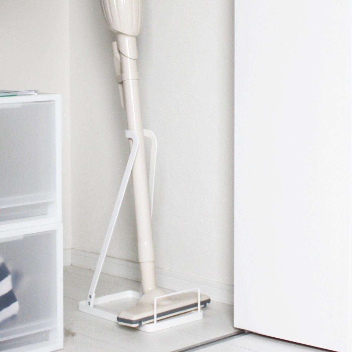 山崎実業 Plate スティッククリーナースタンド プレート ( 4903208032759 プレートシリーズ スティッククリーナー置き 掃除機スタンド スティッククリーナー スタンド 掃除機 掃除道具収納 クリーナー クリーナー収納 )