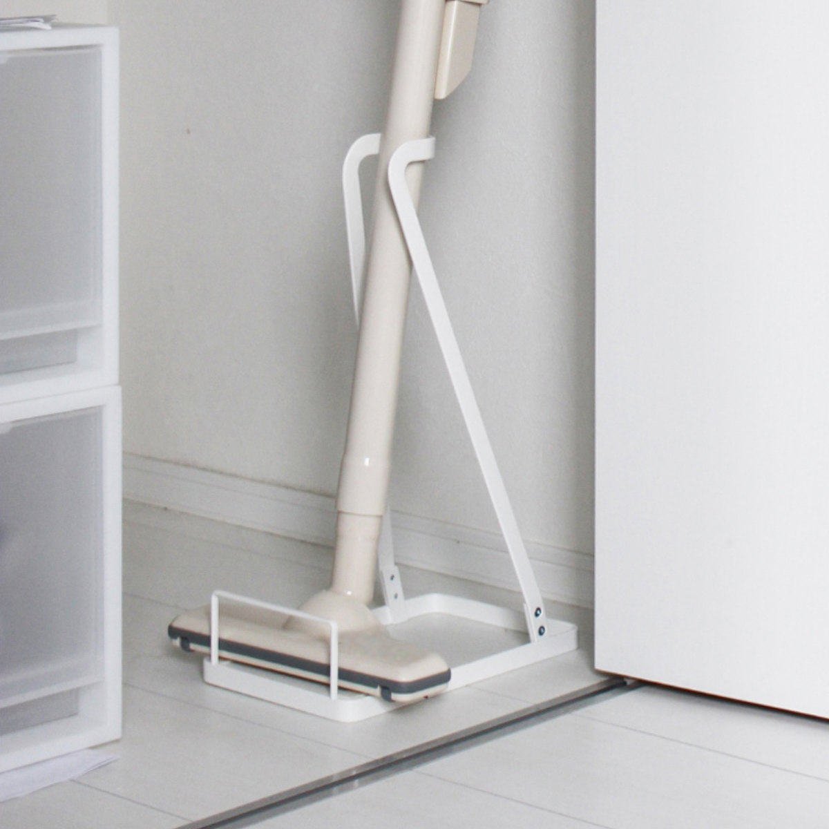山崎実業 Plate スティッククリーナースタンド プレート ( 4903208032759 プレートシリーズ スティッククリーナー置き 掃除機スタンド スティッククリーナー スタンド 掃除機 掃除道具収納 クリーナー クリーナー収納 )