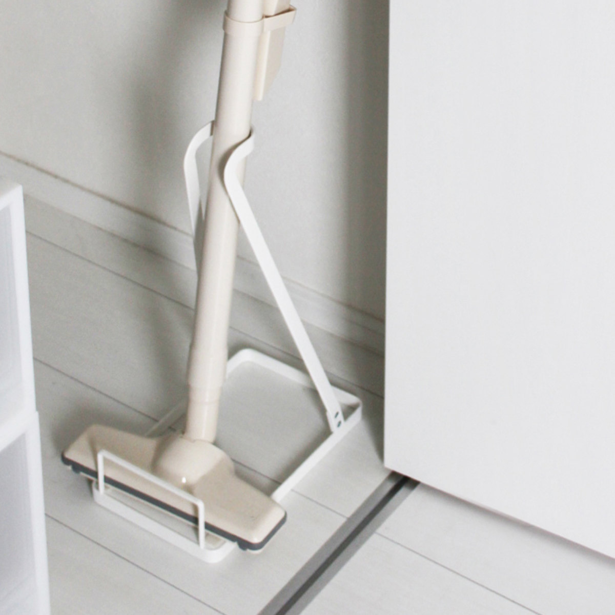 山崎実業 Plate スティッククリーナースタンド プレート ( 4903208032759 プレートシリーズ スティッククリーナー置き 掃除機スタンド スティッククリーナー スタンド 掃除機 掃除道具収納 クリーナー クリーナー収納 )