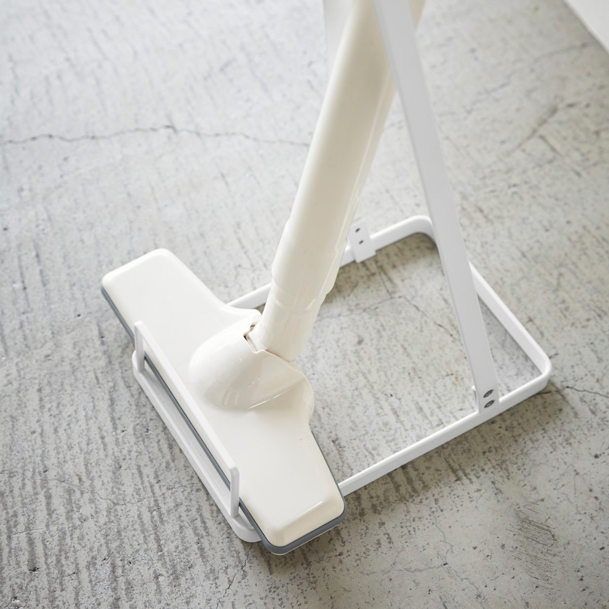 山崎実業 Plate スティッククリーナースタンド プレート ( 4903208032759 プレートシリーズ スティッククリーナー置き 掃除機スタンド スティッククリーナー スタンド 掃除機 掃除道具収納 クリーナー クリーナー収納 )