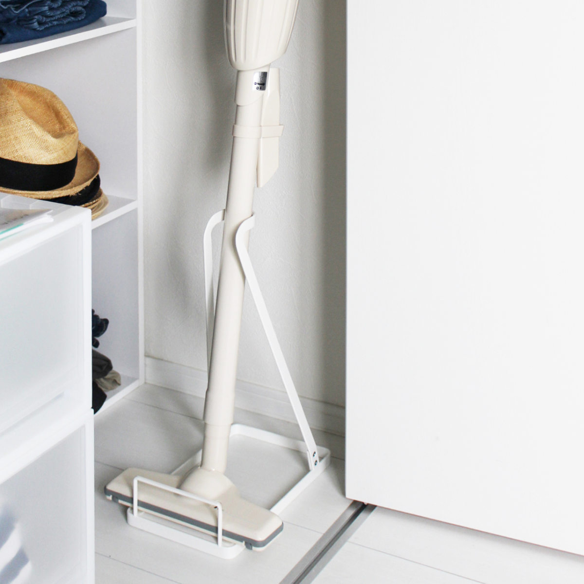 山崎実業 Plate スティッククリーナースタンド プレート ( 4903208032759 プレートシリーズ スティッククリーナー置き 掃除機スタンド スティッククリーナー スタンド 掃除機 掃除道具収納 クリーナー クリーナー収納 )