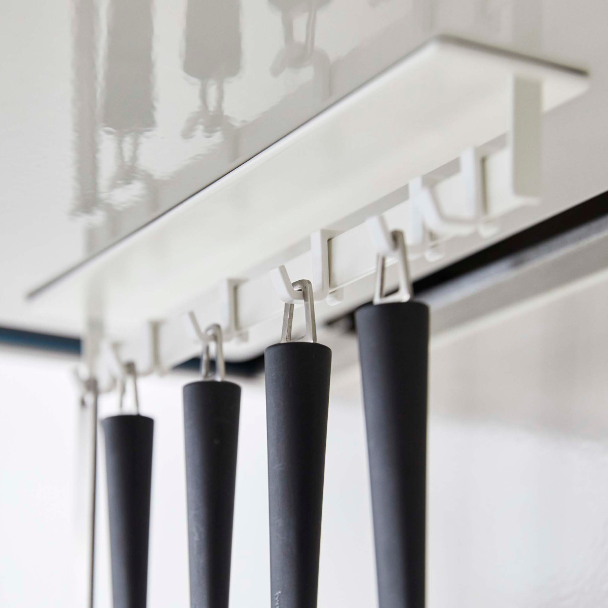 山崎実業 Plate マグネットレンジフードフック プレート ホワイト ( 4903208048415 プレートシリーズ フック レンジフード マグネット マグネット式フック 磁石 キッチンツール収納 吊り下げ収納 キッチンツールフック キ )