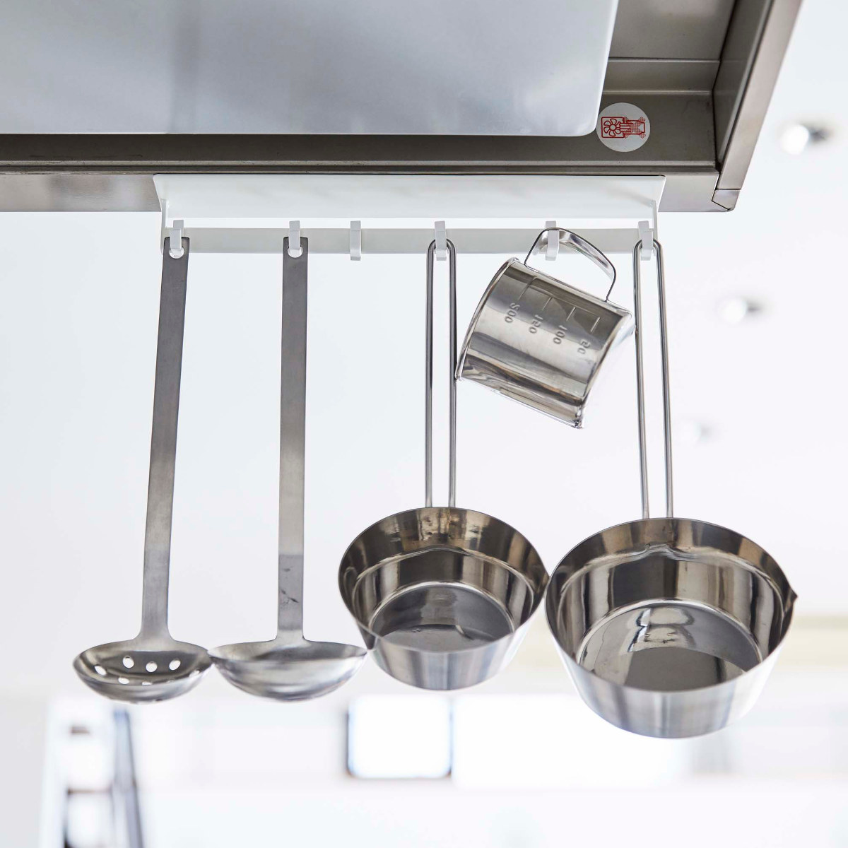 山崎実業 Plate マグネットレンジフードフック プレート ホワイト ( 4903208048415 プレートシリーズ フック レンジフード マグネット マグネット式フック 磁石 キッチンツール収納 吊り下げ収納 キッチンツールフック キ )