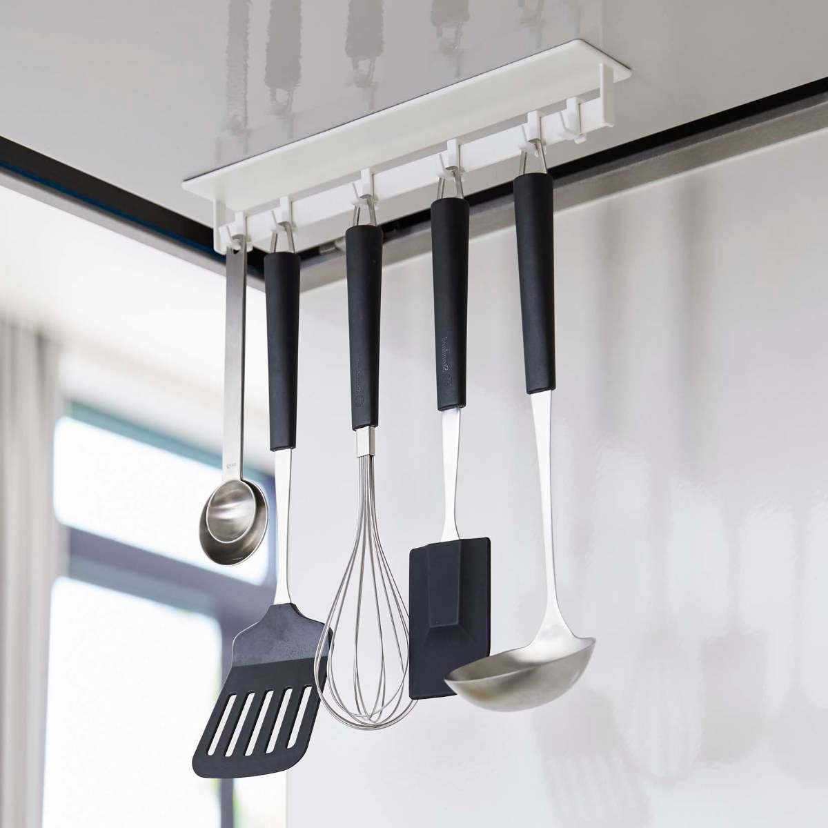 山崎実業 Plate マグネットレンジフードフック プレート ホワイト ( 4903208048415 プレートシリーズ フック レンジフード マグネット マグネット式フック 磁石 キッチンツール収納 吊り下げ収納 キッチンツールフック キ )