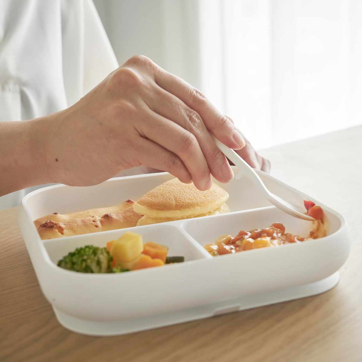 山崎実業 tower 吸盤付きシリコーンベビーフードトレー タワー ( 4903208100496 タワーシリーズ 吸盤付き シリコーンベビーフードトレー 食洗機対応 吸盤フードトレー ズレない 食べやすい 電子レンジ対応 ) 【ブラック】 ブラック