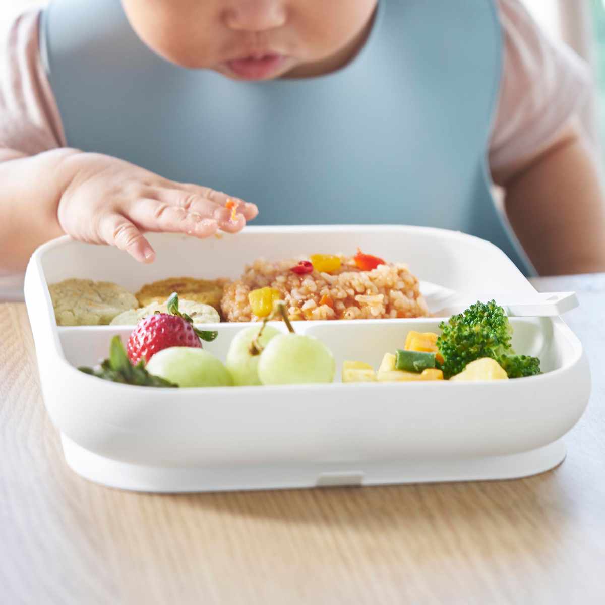 山崎実業 tower 吸盤付きシリコーンベビーフードトレー タワー ( 4903208100496 タワーシリーズ 吸盤付き シリコーンベビーフードトレー 食洗機対応 吸盤フードトレー ズレない 食べやすい 電子レンジ対応 ) 【ブラック】 ブラック