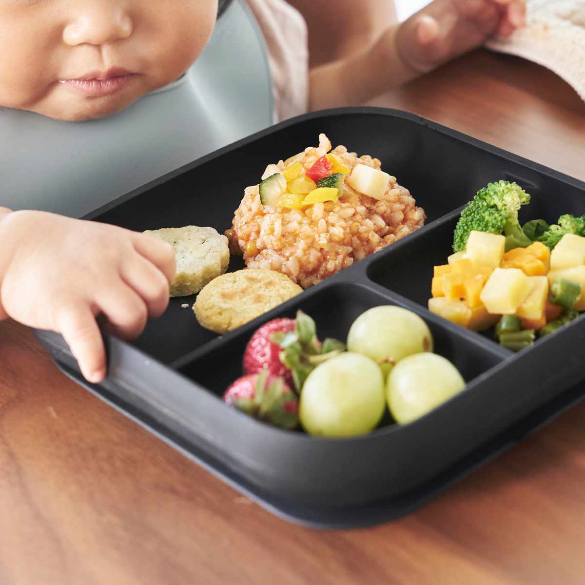山崎実業 tower 吸盤付きシリコーンベビーフードトレー タワー ( 4903208100496 タワーシリーズ 吸盤付き シリコーンベビーフードトレー 食洗機対応 吸盤フードトレー ズレない 食べやすい 電子レンジ対応 ) 【ブラック】 ブラック