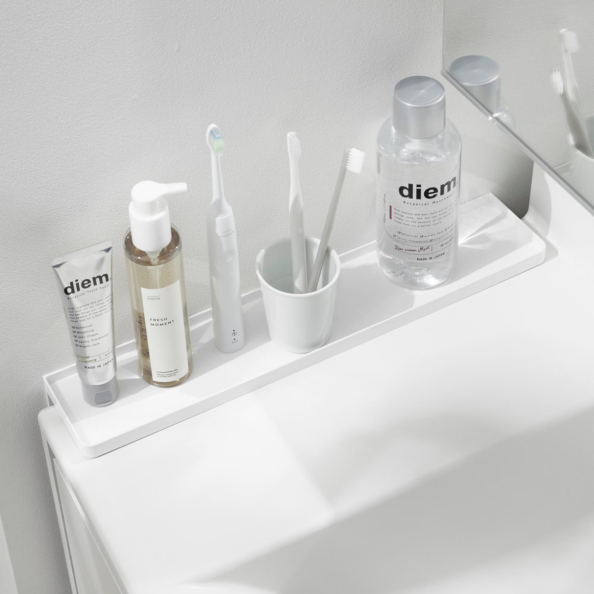 山崎実業 tower 洗面台横隙間トレー タワー ( 4903208101356 タワーシリーズ 洗面台横収納 台 隙間収納 ちょい置き トレー トレイ 洗面 すき間 ちょい置きトレー 差し込み 差し込むだけ 洗面所 ストッパー付き ) 【ブラック】 ブラック