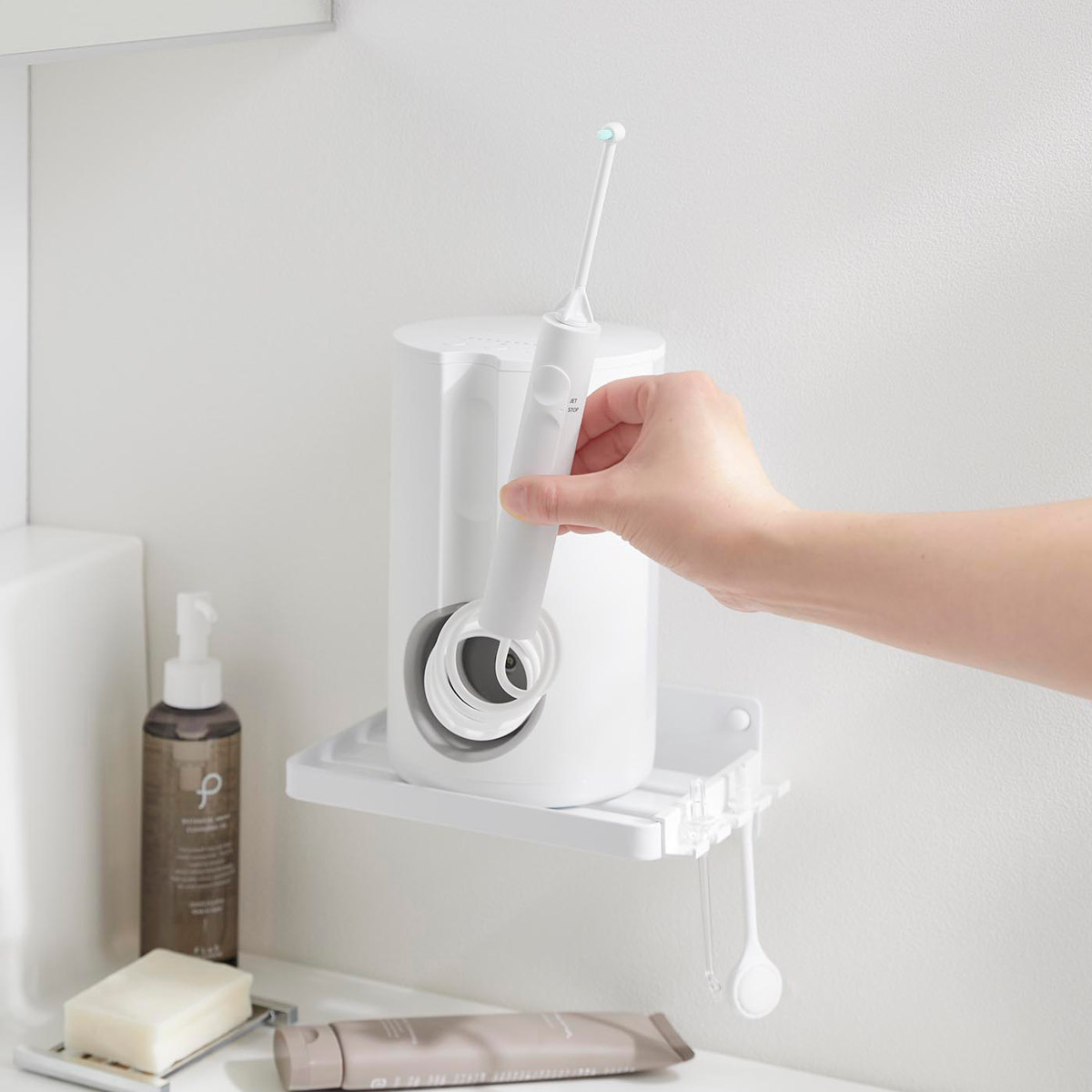 山崎実業 tower ウォールオーラルケア洗浄器収納ラック タワー 石こうボード壁対応 ( 4903208102216 タワーシリーズ オーラルケア洗浄器 収納ラック 石こうボード壁 オーラルケア洗浄器収納 ラック ) 【ブラック】 ブラック