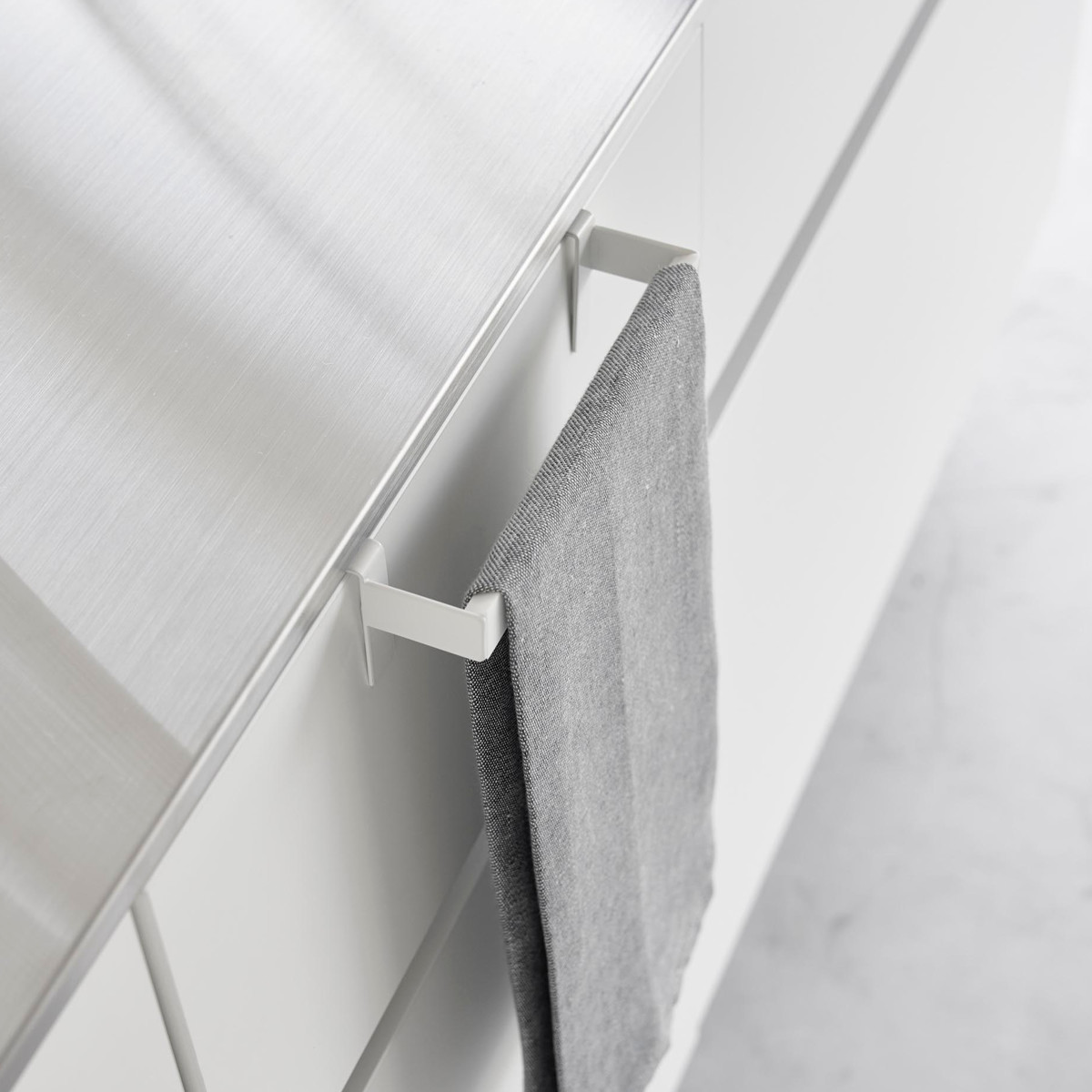 山崎実業 Plate 滑り落ち防止キッチンタオルハンガーバー プレート ( 4903208013499 プレートシリーズ キッチンタオルハンガーバー タオルバー 滑り落ち防止 キッチン タオルハンガーバー タオルハンガー バー タオル掛け )