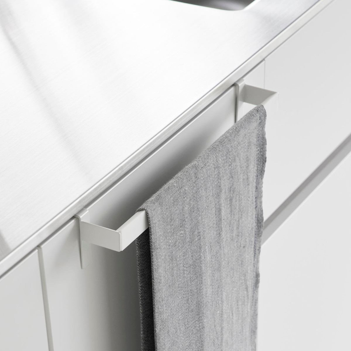 山崎実業 Plate 滑り落ち防止キッチンタオルハンガーバー プレート ワイド ( 4903208013505 プレートシリーズ キッチンタオルハンガーバー タオルバー 滑り落ち防止 キッチン タオルハンガーバー タオルハンガー バー タオル掛け )