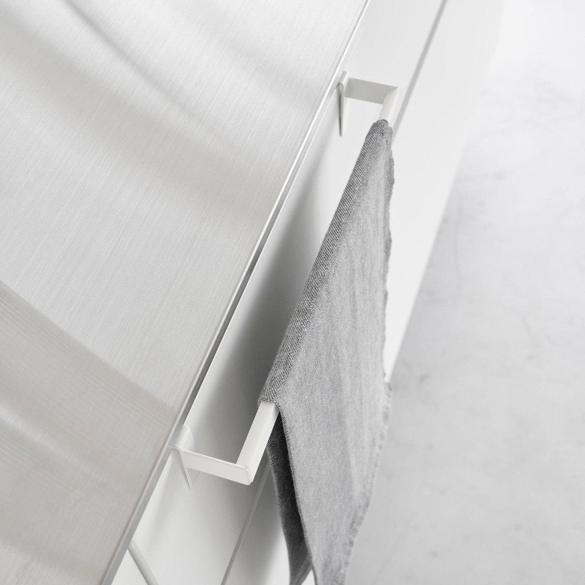 山崎実業 Plate 滑り落ち防止キッチンタオルハンガーバー プレート ワイド ( 4903208013505 プレートシリーズ キッチンタオルハンガーバー タオルバー 滑り落ち防止 キッチン タオルハンガーバー タオルハンガー バー タオル掛け )