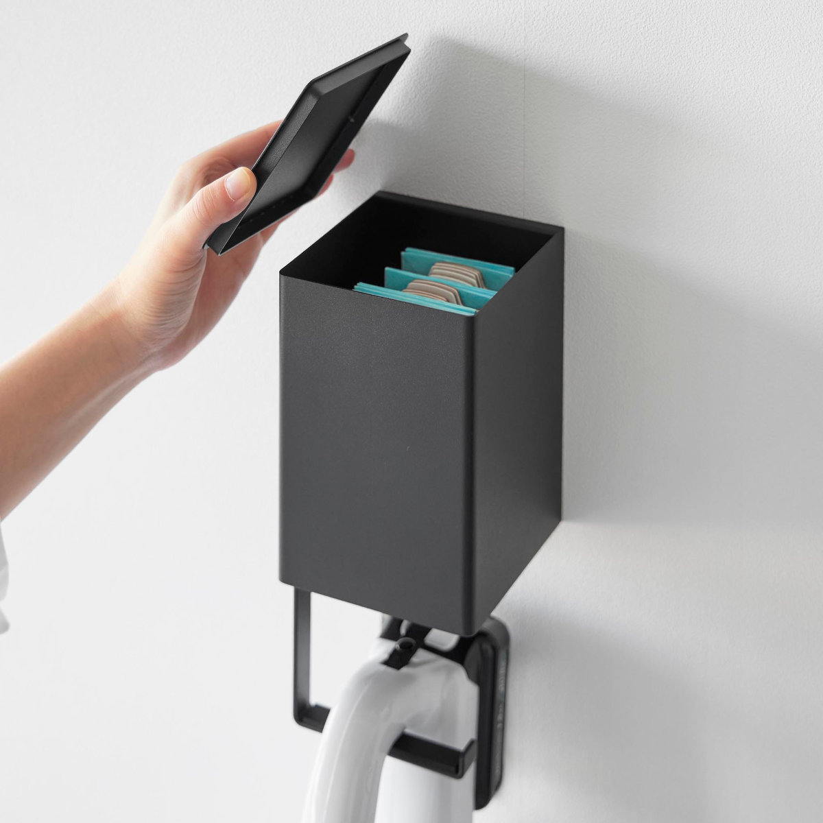 山崎実業 tower ウォール収納付きコードレスクリーナーホルダー 石こうボード壁対応 タワー ( 4903208100823 タワーシリーズ クリーナーホルダー コードレスクリーナー コードレスクリーナーホルダー ) 【ホワイト】 ホワイト