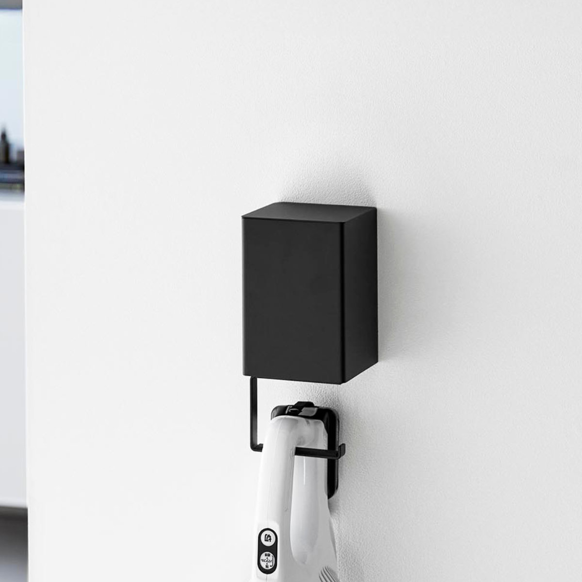 山崎実業 tower ウォール収納付きコードレスクリーナーホルダー 石こうボード壁対応 タワー ( 4903208100823 タワーシリーズ クリーナーホルダー コードレスクリーナー コードレスクリーナーホルダー ) 【ホワイト】 ホワイト