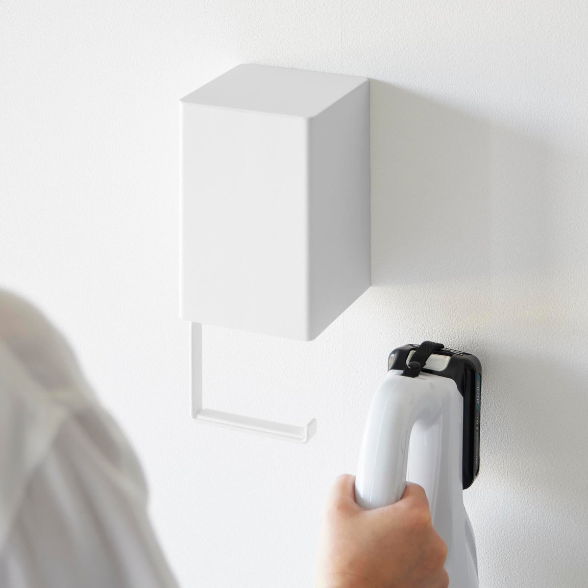 山崎実業 tower ウォール収納付きコードレスクリーナーホルダー 石こうボード壁対応 タワー ( 4903208100823 タワーシリーズ クリーナーホルダー コードレスクリーナー コードレスクリーナーホルダー ) 【ホワイト】 ホワイト
