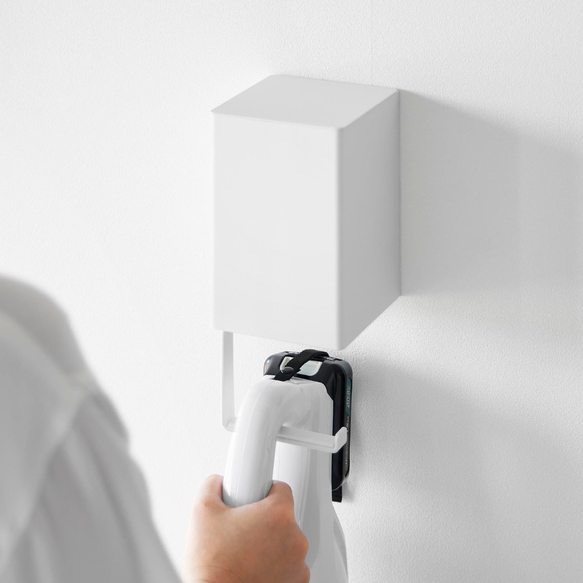 山崎実業 tower ウォール収納付きコードレスクリーナーホルダー 石こうボード壁対応 タワー ( 4903208100823 タワーシリーズ クリーナーホルダー コードレスクリーナー コードレスクリーナーホルダー ) 【ホワイト】 ホワイト