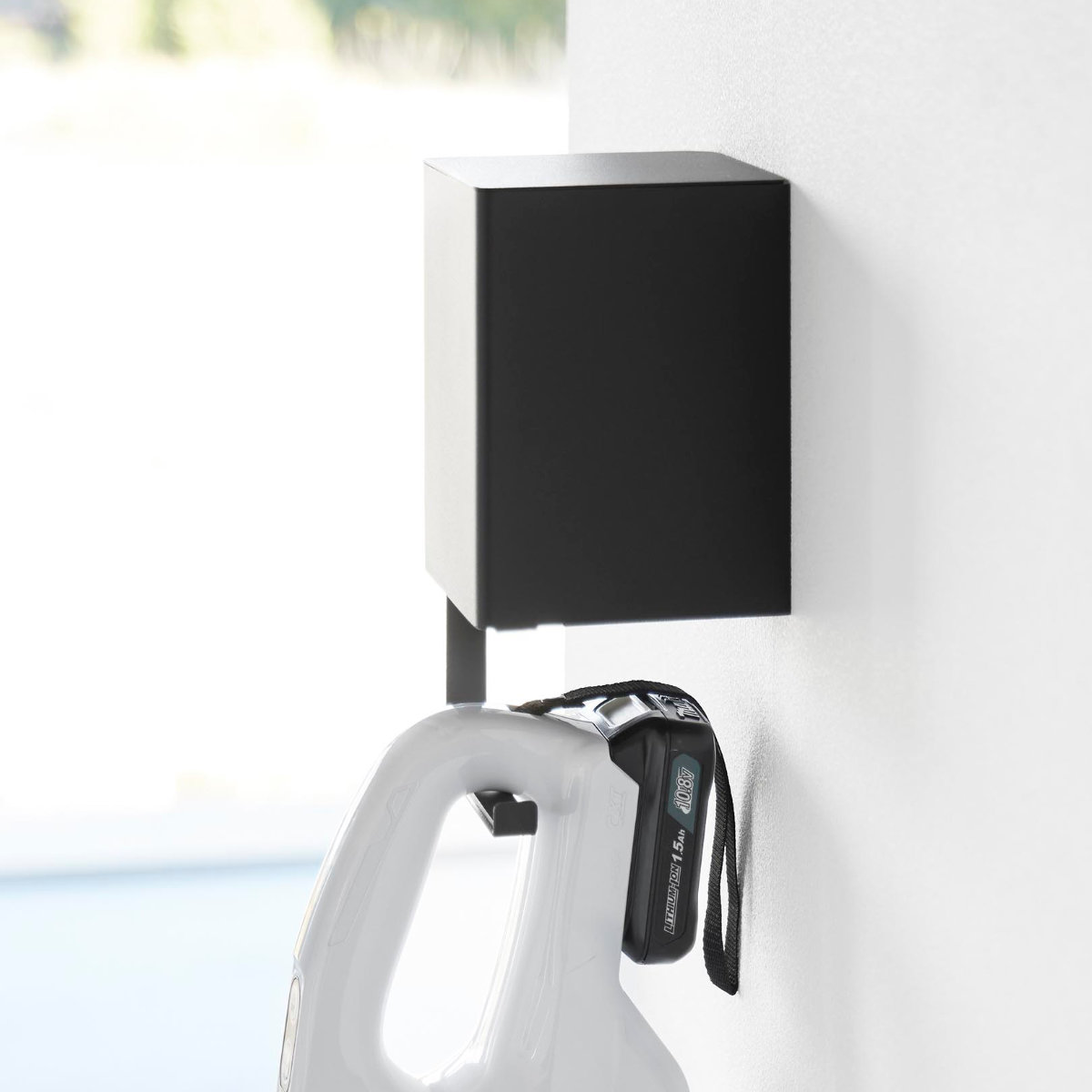 山崎実業 tower ウォール収納付きコードレスクリーナーホルダー 石こうボード壁対応 タワー ( 4903208100823 タワーシリーズ クリーナーホルダー コードレスクリーナー コードレスクリーナーホルダー ) 【ホワイト】 ホワイト