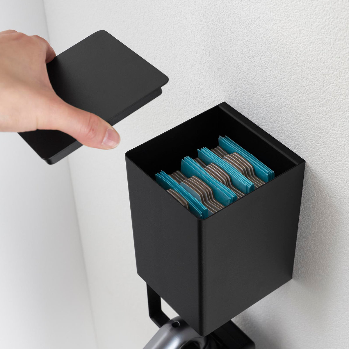 山崎実業 tower ウォール収納付きコードレスクリーナーホルダー 石こうボード壁対応 タワー ( 4903208100823 タワーシリーズ クリーナーホルダー コードレスクリーナー コードレスクリーナーホルダー ) 【ホワイト】 ホワイト