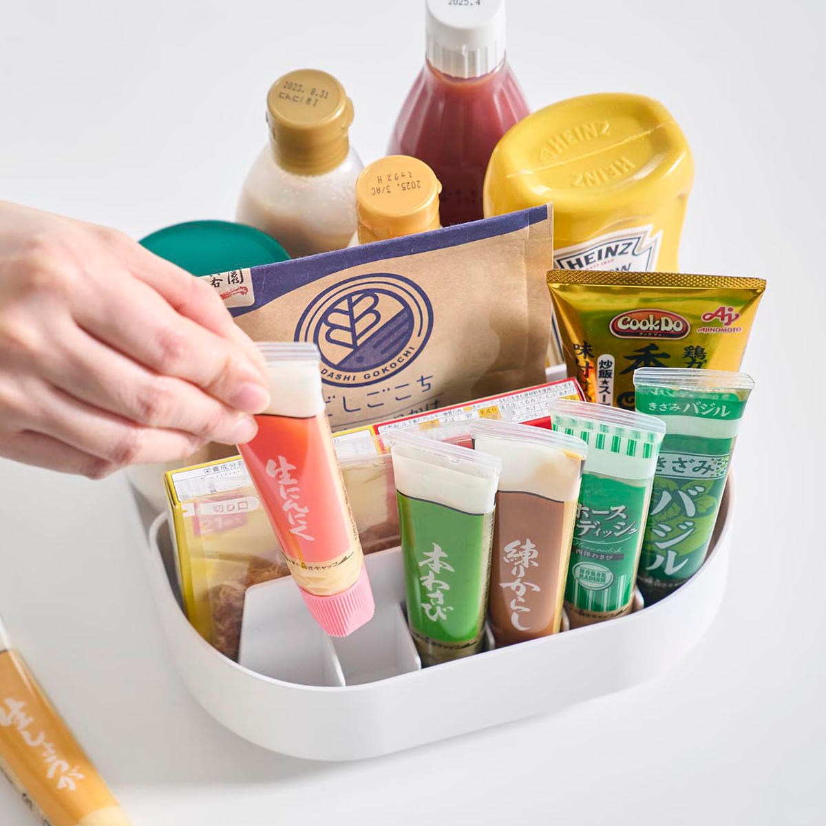 山崎実業 Plate 回転式仕切り付き収納トレー プレート ホワイト ( 4903208100793 プレートシリーズ 回転収納トレー トレイ トレー 仕切り付き 収納トレー 冷蔵庫 収納 回転 滑り止め付き 調味料収納 冷蔵庫トレー 仕切り 冷蔵庫中 )