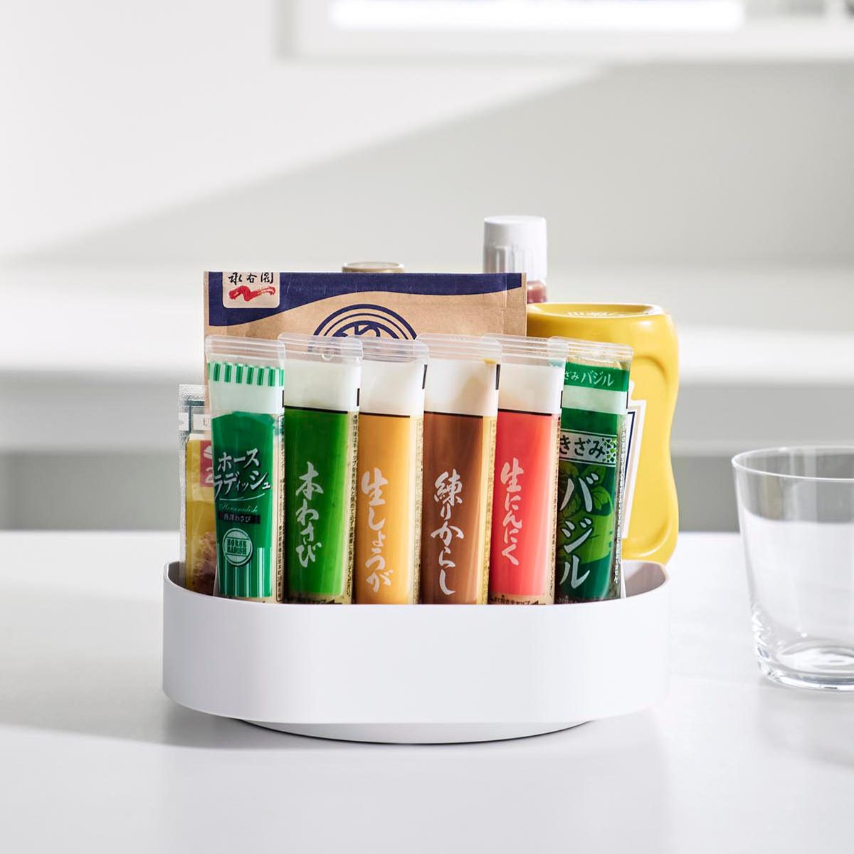 山崎実業 Plate 回転式仕切り付き収納トレー プレート ホワイト ( 4903208100793 プレートシリーズ 回転収納トレー トレイ トレー 仕切り付き 収納トレー 冷蔵庫 収納 回転 滑り止め付き 調味料収納 冷蔵庫トレー 仕切り 冷蔵庫中 )