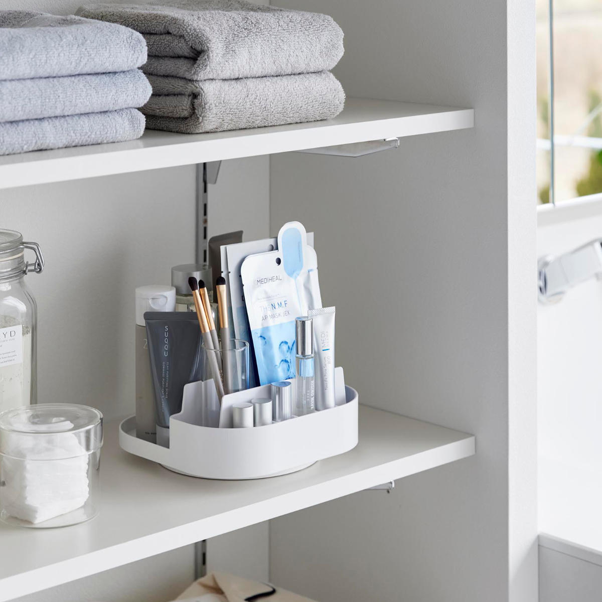 山崎実業 Plate 回転式仕切り付き収納トレー プレート ホワイト ( 4903208100793 プレートシリーズ 回転収納トレー トレイ トレー 仕切り付き 収納トレー 冷蔵庫 収納 回転 滑り止め付き 調味料収納 冷蔵庫トレー 仕切り 冷蔵庫中 )