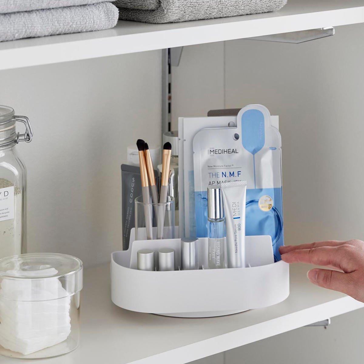 山崎実業 Plate 回転式仕切り付き収納トレー プレート ホワイト ( 4903208100793 プレートシリーズ 回転収納トレー トレイ トレー 仕切り付き 収納トレー 冷蔵庫 収納 回転 滑り止め付き 調味料収納 冷蔵庫トレー 仕切り 冷蔵庫中 )