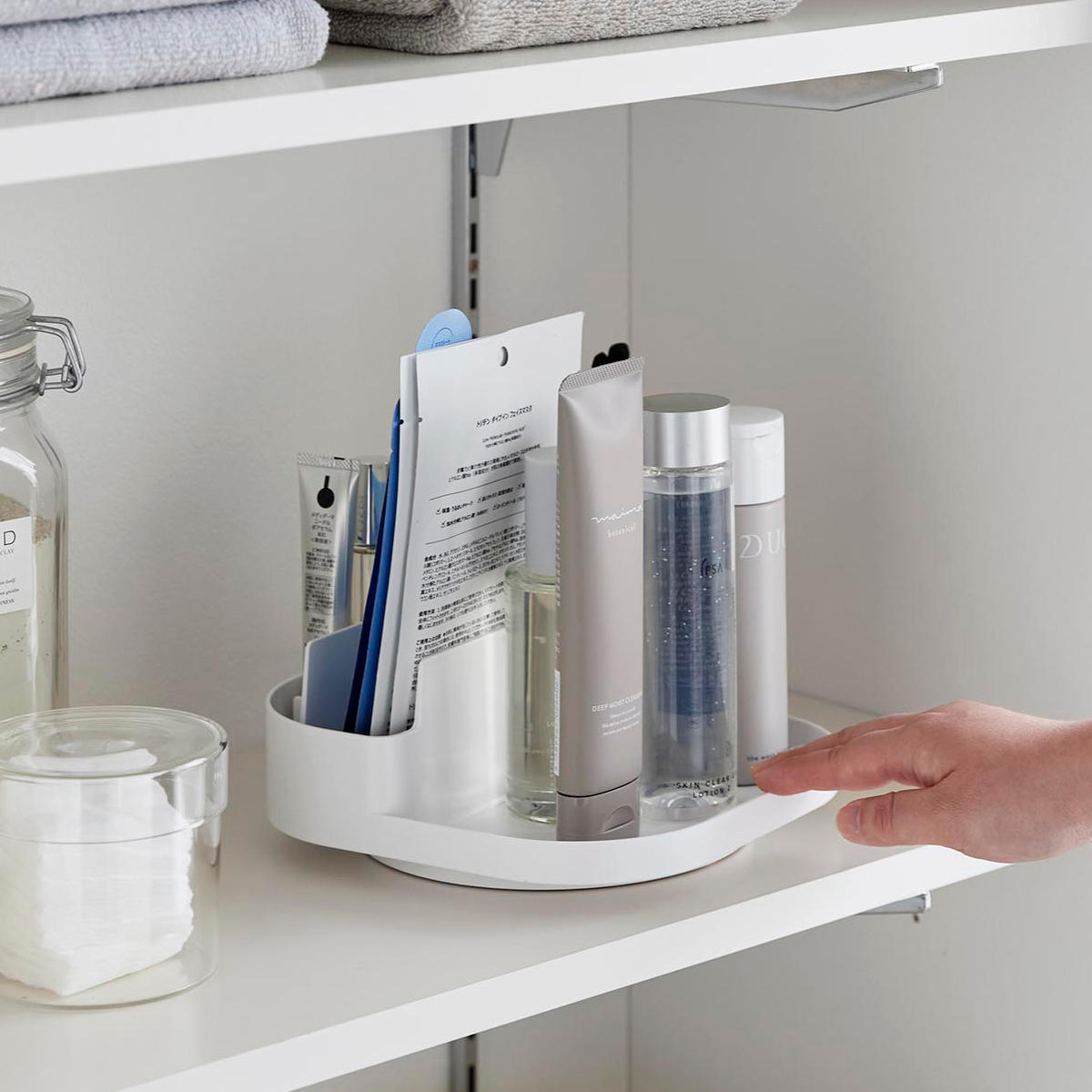 山崎実業 Plate 回転式仕切り付き収納トレー プレート ホワイト ( 4903208100793 プレートシリーズ 回転収納トレー トレイ トレー 仕切り付き 収納トレー 冷蔵庫 収納 回転 滑り止め付き 調味料収納 冷蔵庫トレー 仕切り 冷蔵庫中 )