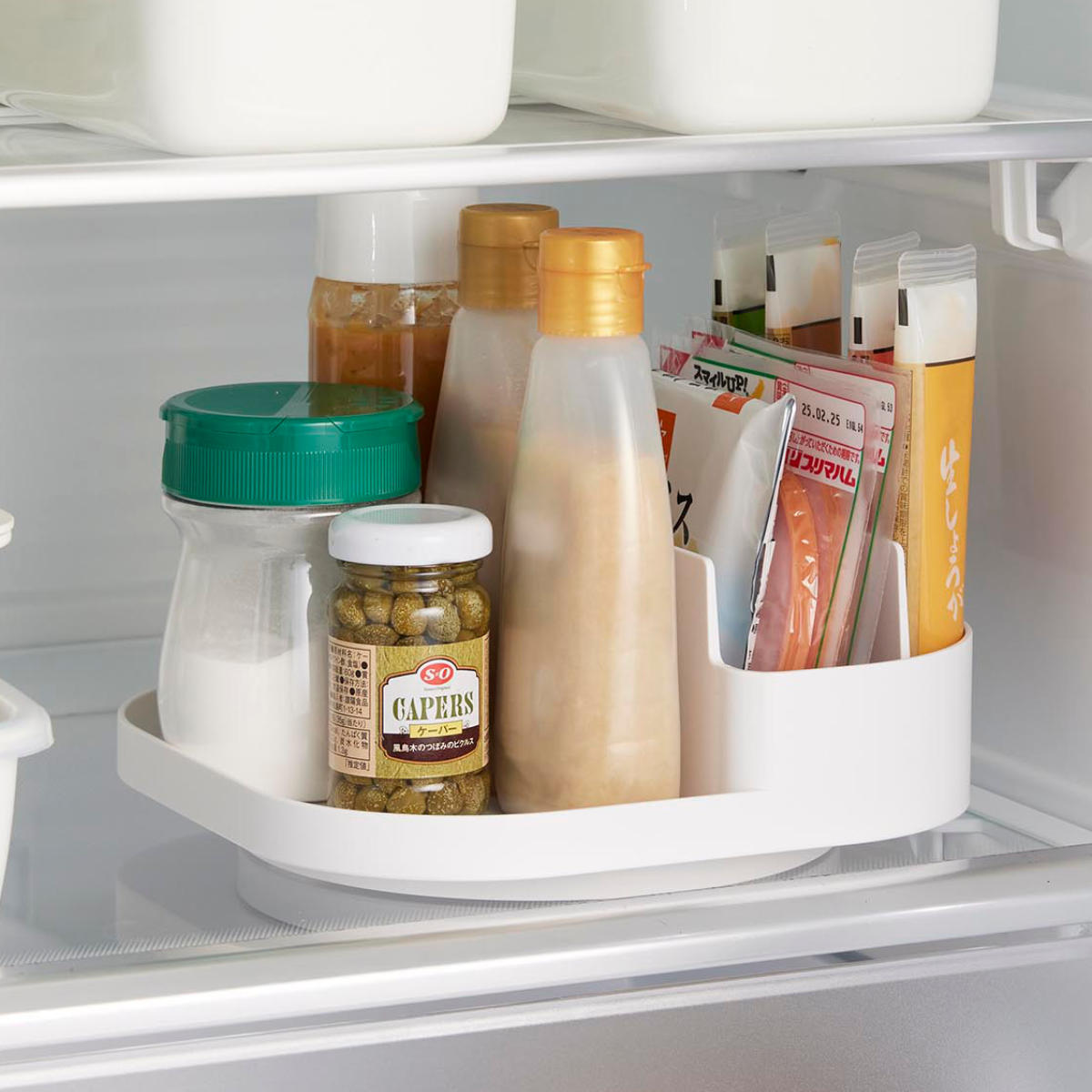 山崎実業 Plate 回転式仕切り付き収納トレー プレート ホワイト ( 4903208100793 プレートシリーズ 回転収納トレー トレイ トレー 仕切り付き 収納トレー 冷蔵庫 収納 回転 滑り止め付き 調味料収納 冷蔵庫トレー 仕切り 冷蔵庫中 )