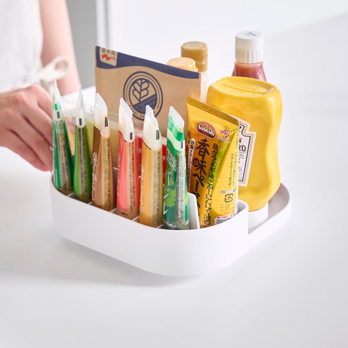 山崎実業 Plate 回転式仕切り付き収納トレー プレート ホワイト ( 4903208100793 プレートシリーズ 回転収納トレー トレイ トレー 仕切り付き 収納トレー 冷蔵庫 収納 回転 滑り止め付き 調味料収納 冷蔵庫トレー 仕切り 冷蔵庫中 )