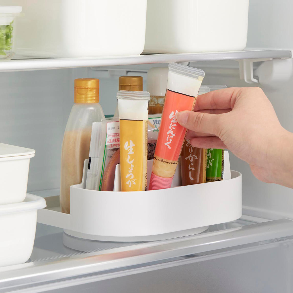 山崎実業 Plate 回転式仕切り付き収納トレー プレート ホワイト ( 4903208100793 プレートシリーズ 回転収納トレー トレイ トレー 仕切り付き 収納トレー 冷蔵庫 収納 回転 滑り止め付き 調味料収納 冷蔵庫トレー 仕切り 冷蔵庫中 )