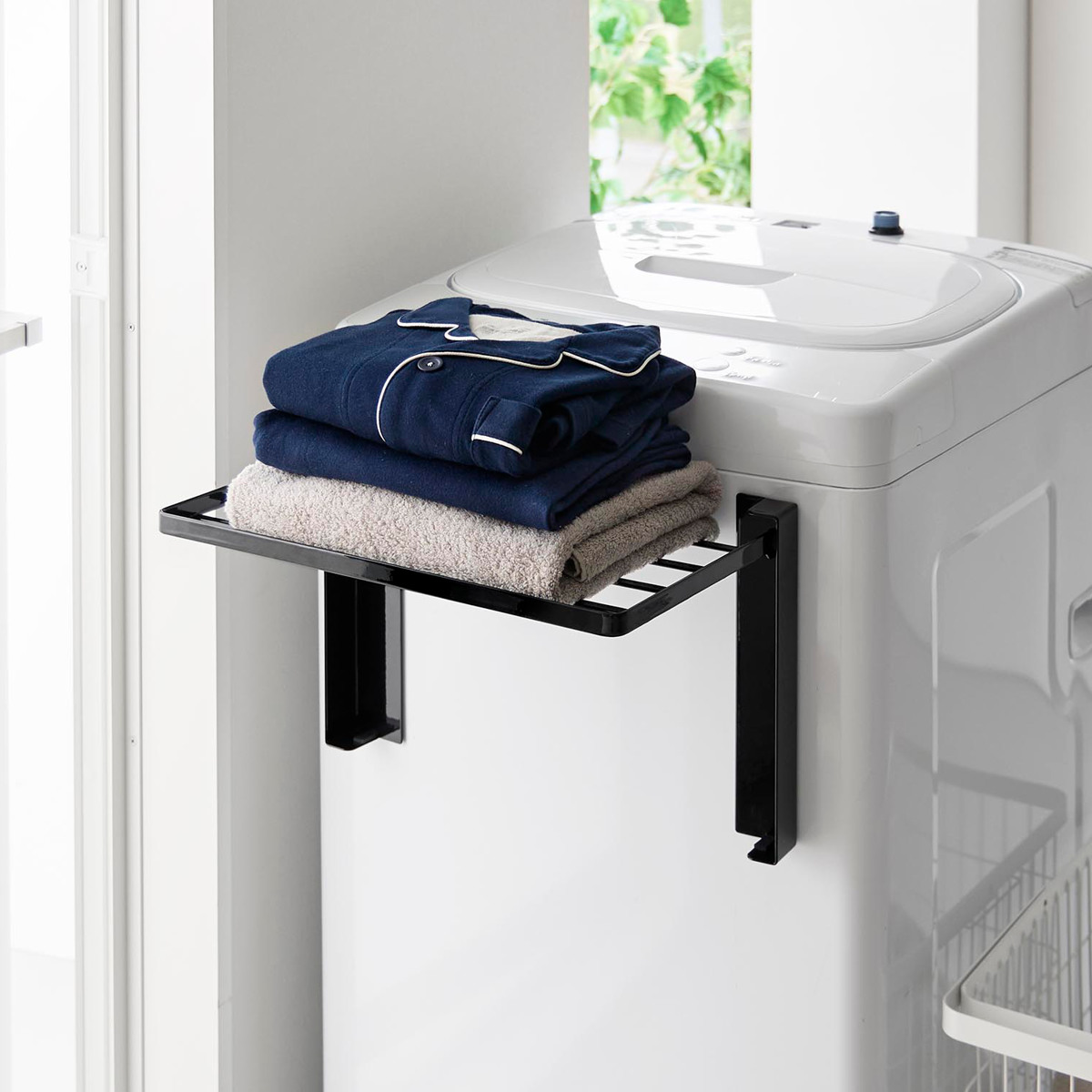 山崎実業 tower 使いやすい高さに開くマグネット洗濯機横折り畳み棚 タワー ( 4903208100199 タワーシリーズ 洗濯機横 折り畳み棚 マグネット ランドリー 一時置き 洗面所 磁石 有効活用 洗濯機 ラック ) 【ブラック】 ブラック