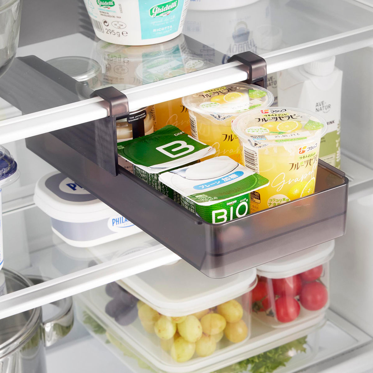 山崎実業 tower 冷蔵庫中棚下高さ調節ラック タワー S ( 4903208101066 タワーシリーズ ラック 冷蔵庫中 棚下収納ラック 高さ調節可能 冷蔵庫 棚下 高さ調節できる 収納ラック 冷蔵庫整理 引き出し式 吊り下げ 収納 ) 【ブラック】 ブラック