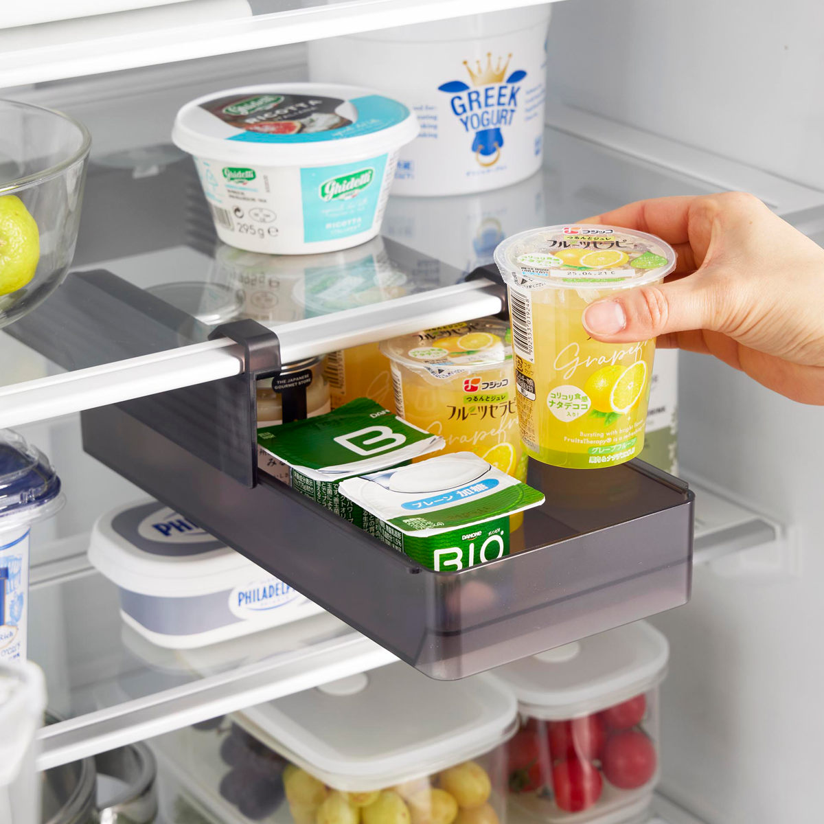 山崎実業 tower 冷蔵庫中棚下高さ調節ラック タワー S ( 4903208101066 タワーシリーズ ラック 冷蔵庫中 棚下収納ラック 高さ調節可能 冷蔵庫 棚下 高さ調節できる 収納ラック 冷蔵庫整理 引き出し式 吊り下げ 収納 ) 【ブラック】 ブラック