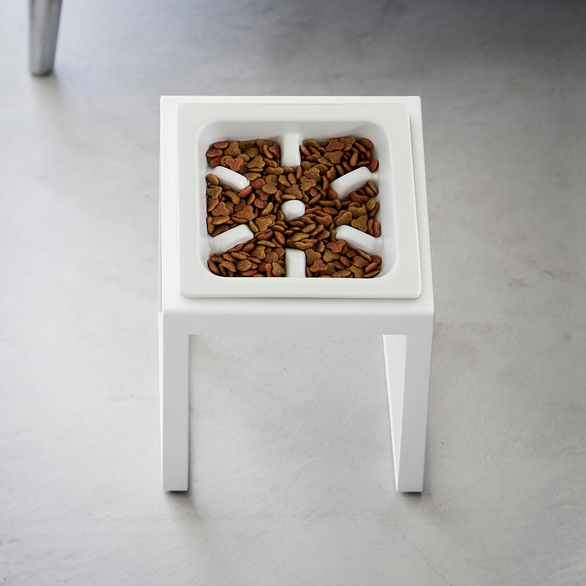 山崎実業 tower 早食い防止ペットフードボウルスタンド タワー 斜めハイタイプ ( 4903208102391 タワーシリーズ ペットフードボウル ペット フードボウル スタンド 斜め ハイタイプ えさ台 早食い防止 ) 【ブラック】 ブラック