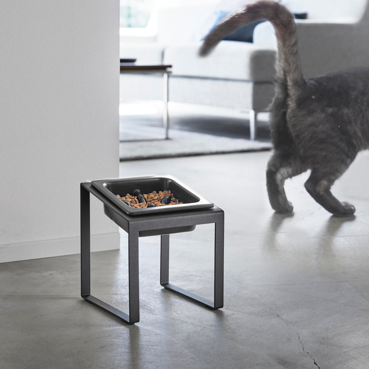 山崎実業 tower 早食い防止ペットフードボウルスタンド タワー 斜めハイタイプ ( 4903208102391 タワーシリーズ ペットフードボウル ペット フードボウル スタンド 斜め ハイタイプ えさ台 早食い防止 ) 【ブラック】 ブラック