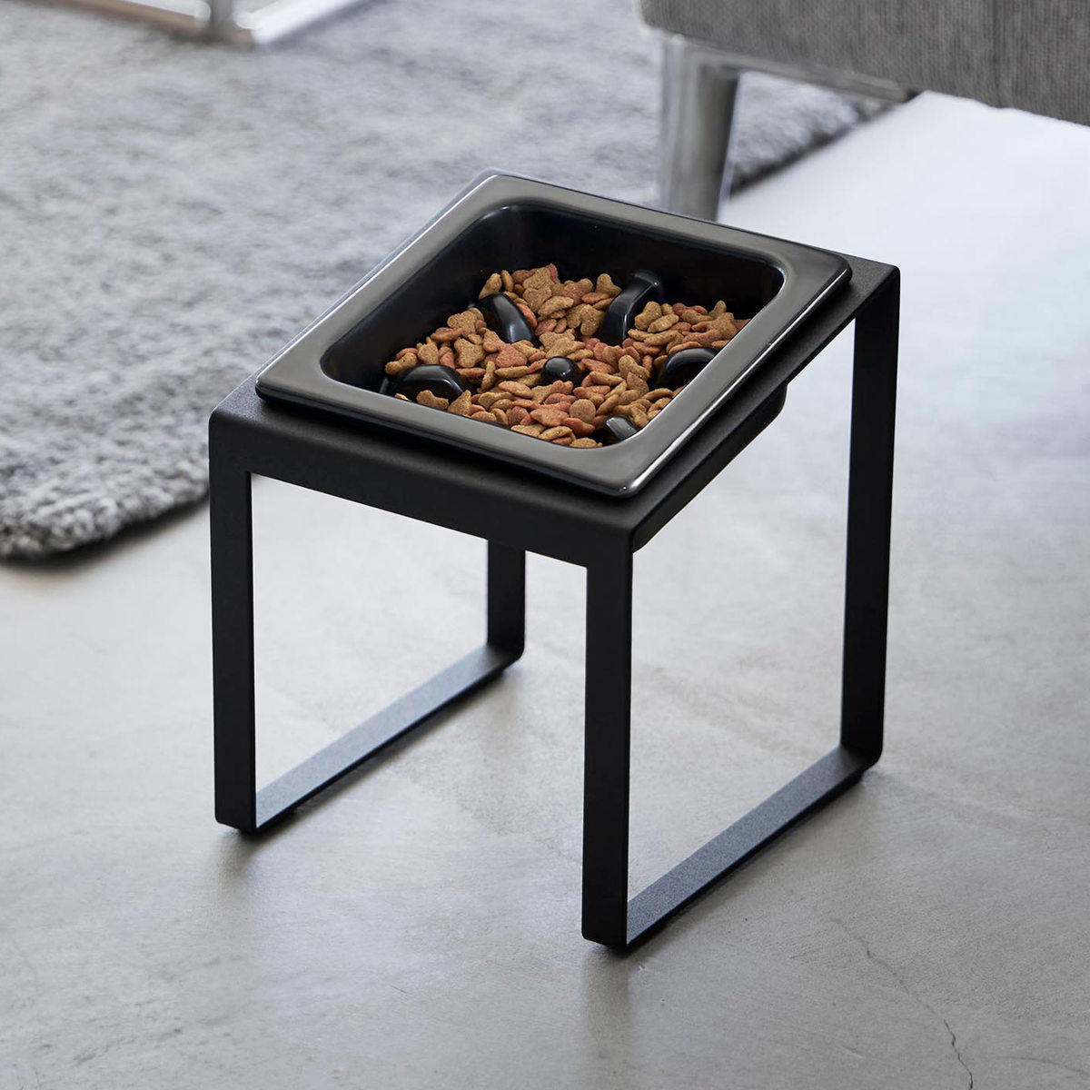 山崎実業 tower 早食い防止ペットフードボウルスタンド タワー 斜めハイタイプ ( 4903208102391 タワーシリーズ ペットフードボウル ペット フードボウル スタンド 斜め ハイタイプ えさ台 早食い防止 ) 【ブラック】 ブラック