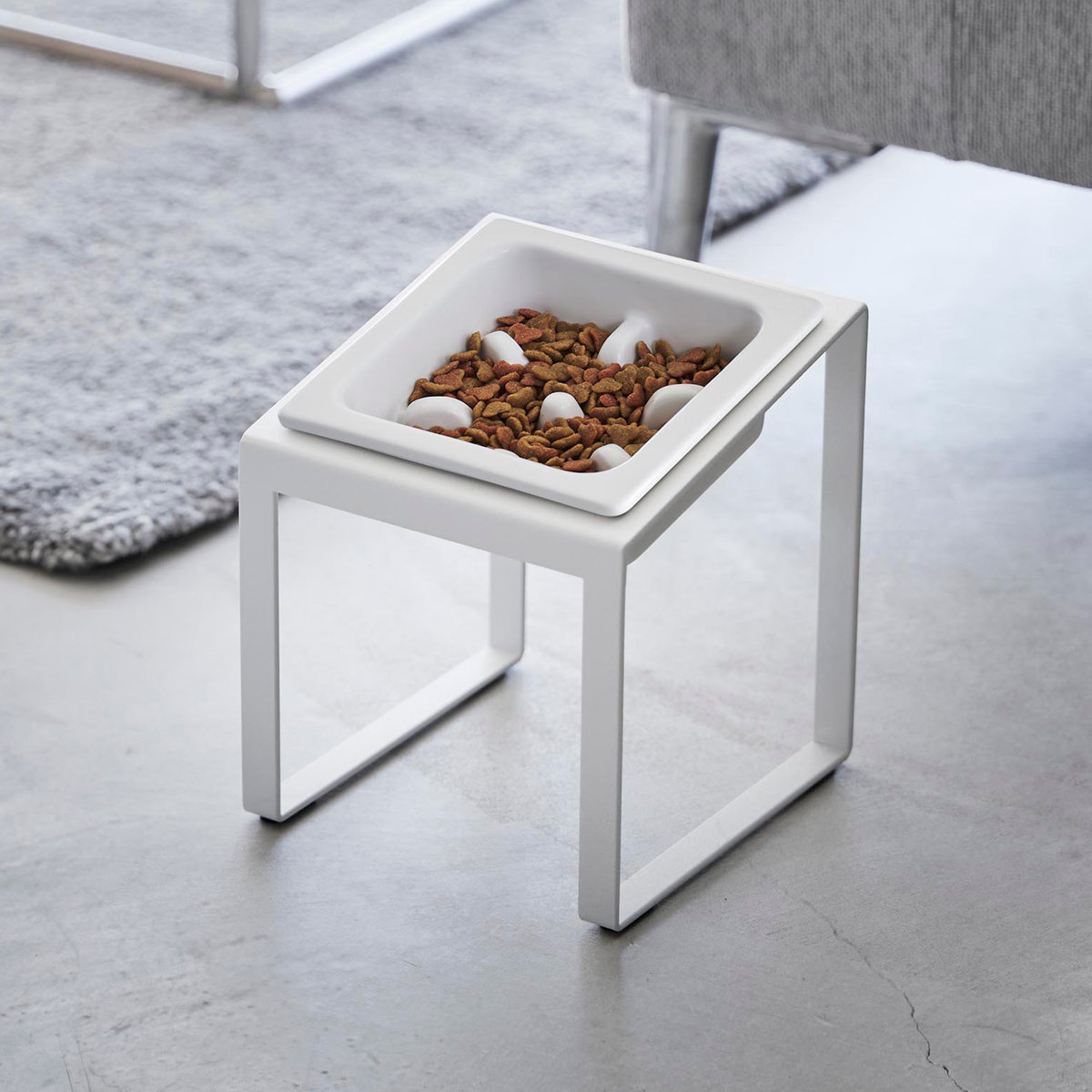 山崎実業 tower 早食い防止ペットフードボウルスタンド タワー 斜めハイタイプ ( 4903208102391 タワーシリーズ ペットフードボウル ペット フードボウル スタンド 斜め ハイタイプ えさ台 早食い防止 ) 【ブラック】 ブラック