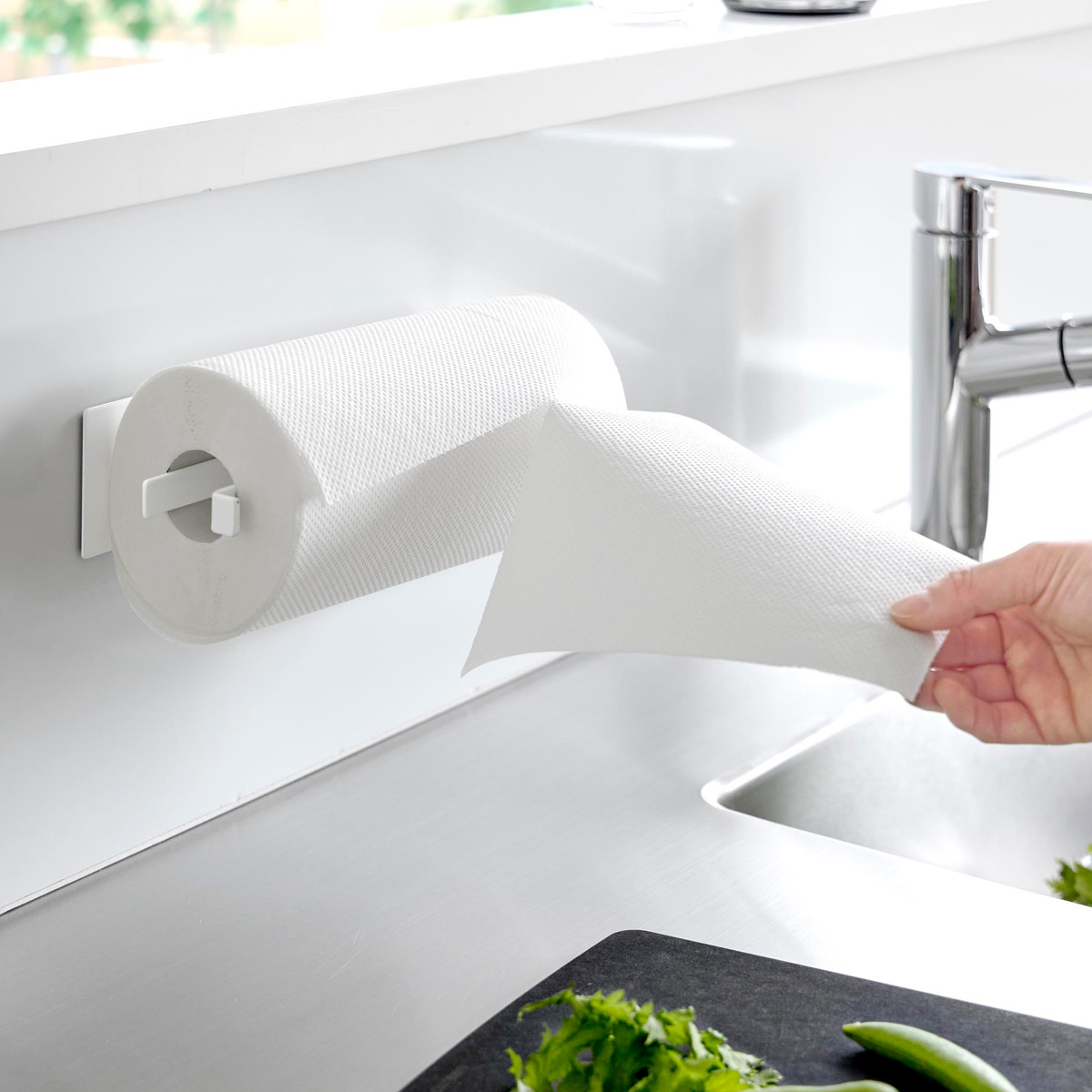 山崎実業 tower 片手でカットマグネットキッチンペーパーホルダー タワー 縦タイプ ( 4903208102681 タワーシリーズ キッチンペーパーホルダー 壁面収納 マグネット 片手でカット 磁石 縦型 横型 冷蔵庫横 ) 【ブラック】 ブラック