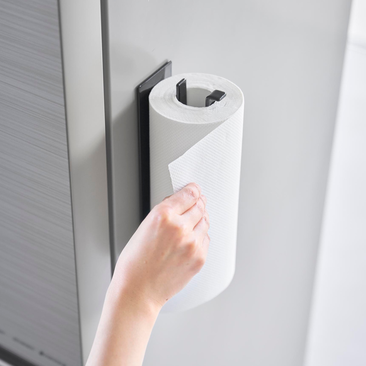山崎実業 tower 片手でカットマグネットキッチンペーパーホルダー タワー 縦タイプ ( 4903208102681 タワーシリーズ キッチンペーパーホルダー 壁面収納 マグネット 片手でカット 磁石 縦型 横型 冷蔵庫横 ) 【ブラック】 ブラック
