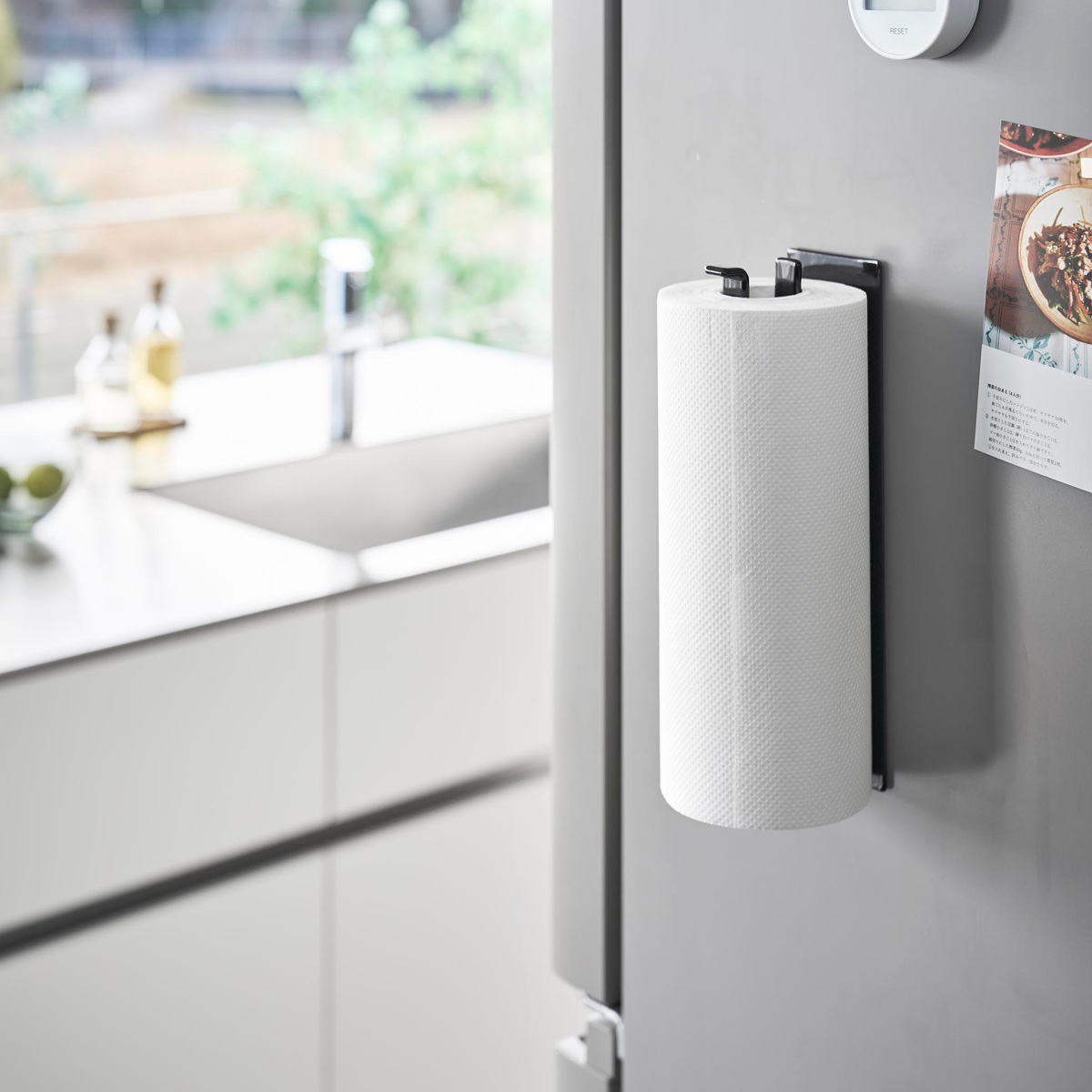 山崎実業 tower 片手でカットマグネットキッチンペーパーホルダー タワー 縦タイプ ( 4903208102681 タワーシリーズ キッチンペーパーホルダー 壁面収納 マグネット 片手でカット 磁石 縦型 横型 冷蔵庫横 ) 【ブラック】 ブラック