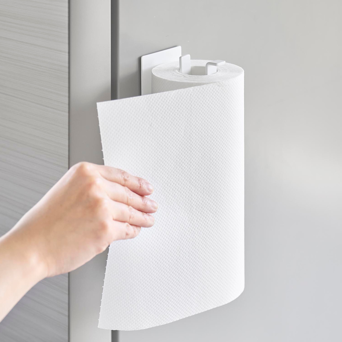 山崎実業 tower 片手でカットマグネットキッチンペーパーホルダー タワー 縦タイプ ( 4903208102681 タワーシリーズ キッチンペーパーホルダー 壁面収納 マグネット 片手でカット 磁石 縦型 横型 冷蔵庫横 ) 【ブラック】 ブラック