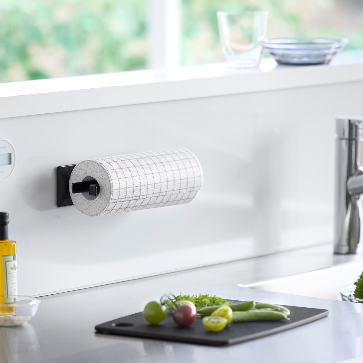 山崎実業 tower 片手でカットマグネットキッチンペーパーホルダー タワー 縦タイプ ( 4903208102681 タワーシリーズ キッチンペーパーホルダー 壁面収納 マグネット 片手でカット 磁石 縦型 横型 冷蔵庫横 ) 【ブラック】 ブラック