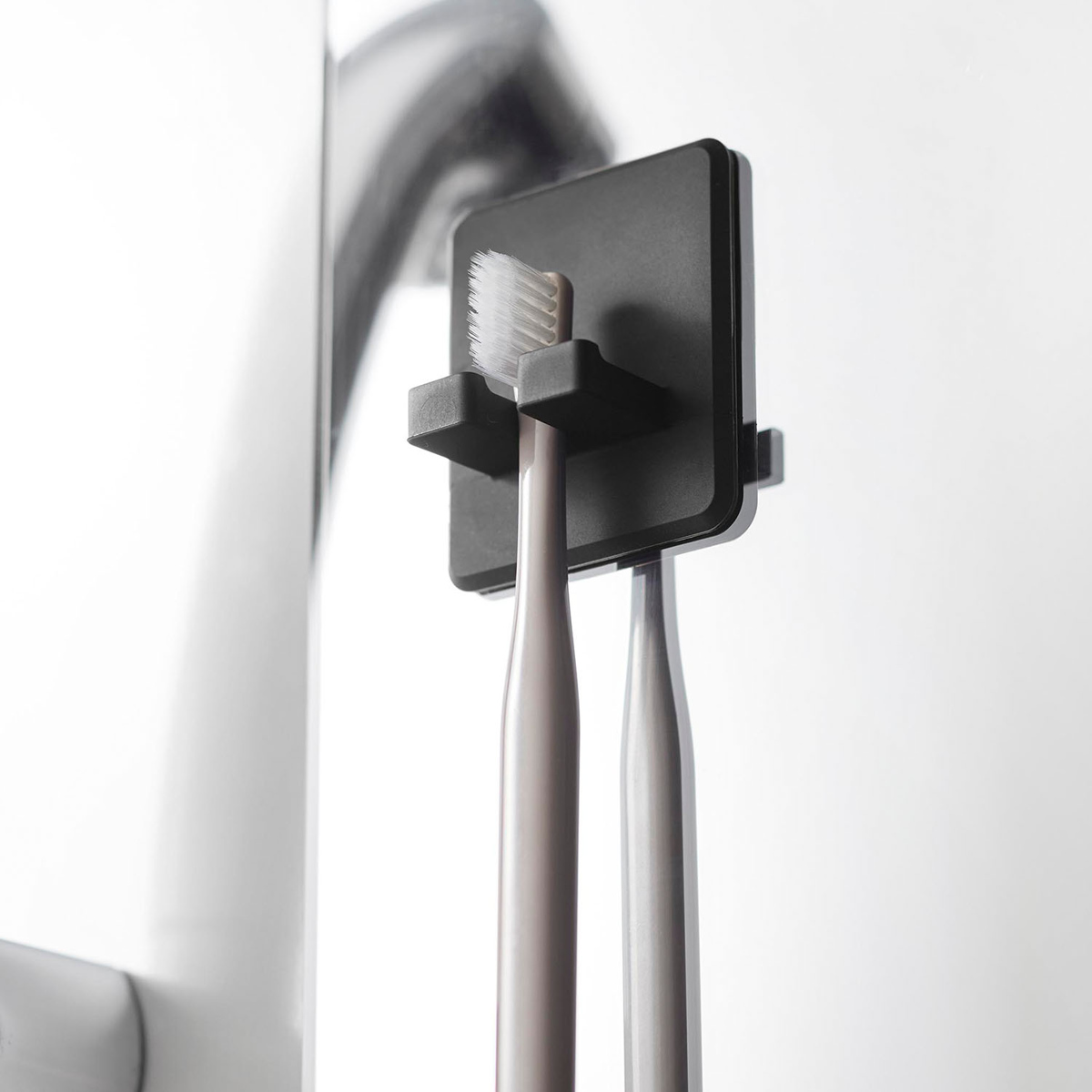 山崎実業 tower シリコーン吸盤歯ブラシホルダー タワー ( 4903208102964 タワーシリーズ シリコーン吸盤 歯ブラシホルダー シリコーン 吸盤 歯ブラシ ホルダー フック 吸着 歯ブラシフック 掛け 小物 浮かせて収納 浮かせる収納 ) 【ブラック】 ブラック
