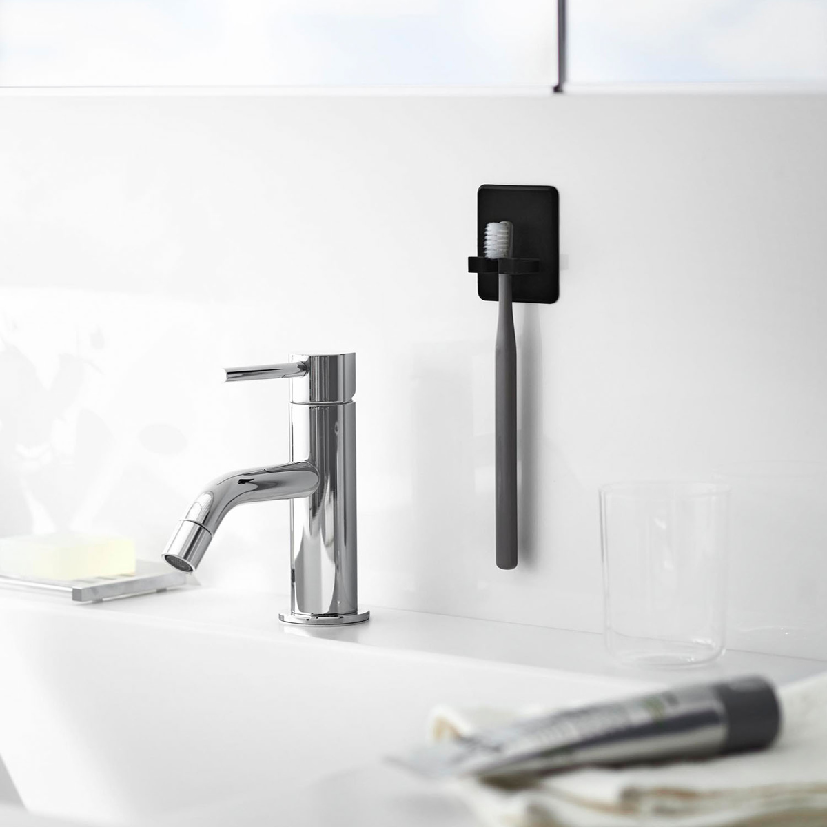 山崎実業 tower シリコーン吸盤歯ブラシホルダー タワー ( 4903208102964 タワーシリーズ シリコーン吸盤 歯ブラシホルダー シリコーン 吸盤 歯ブラシ ホルダー フック 吸着 歯ブラシフック 掛け 小物 浮かせて収納 浮かせる収納 ) 【ブラック】 ブラック