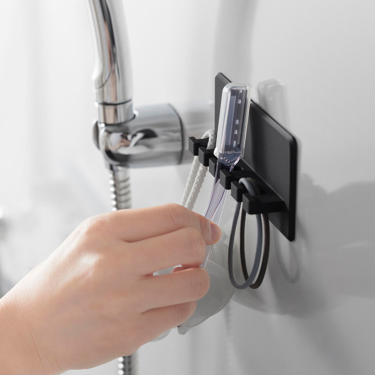 山崎実業 tower シリコーン吸盤歯ブラシホルダー タワー 5連 ( 4903208102988 タワーシリーズ シリコーン吸盤 歯ブラシホルダー シリコーン 吸盤 歯ブラシ ホルダー フック 浮かせて収納 浮かせる収納 5連ホルダー ) 【ブラック】 ブラック